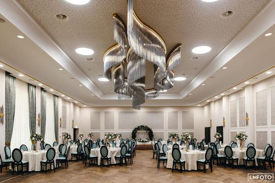 Debowy Dwor Hotel Ruda Rozaniecka Ngoại thất bức ảnh