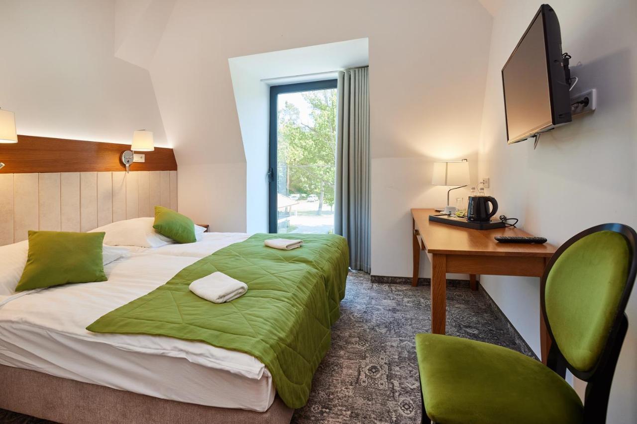 Debowy Dwor Hotel Ruda Rozaniecka Phòng bức ảnh