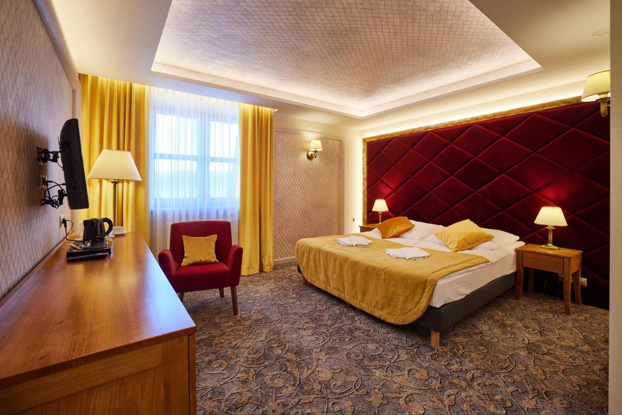 Debowy Dwor Hotel Ruda Rozaniecka Ngoại thất bức ảnh