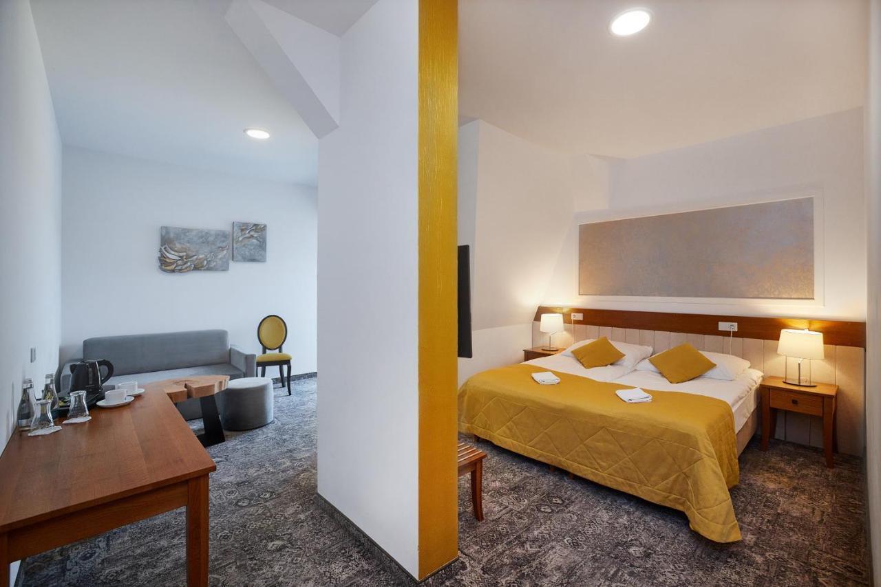 Debowy Dwor Hotel Ruda Rozaniecka Ngoại thất bức ảnh