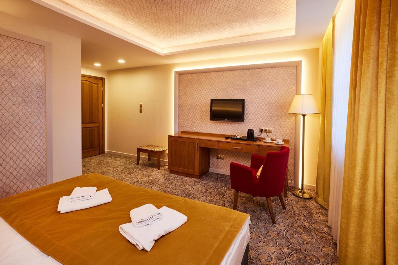 Debowy Dwor Hotel Ruda Rozaniecka Ngoại thất bức ảnh