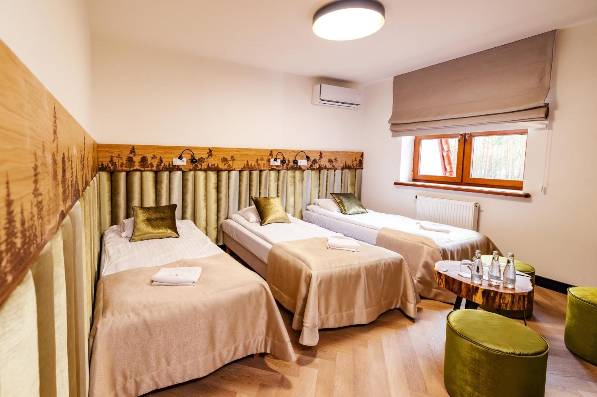 Debowy Dwor Hotel Ruda Rozaniecka Ngoại thất bức ảnh