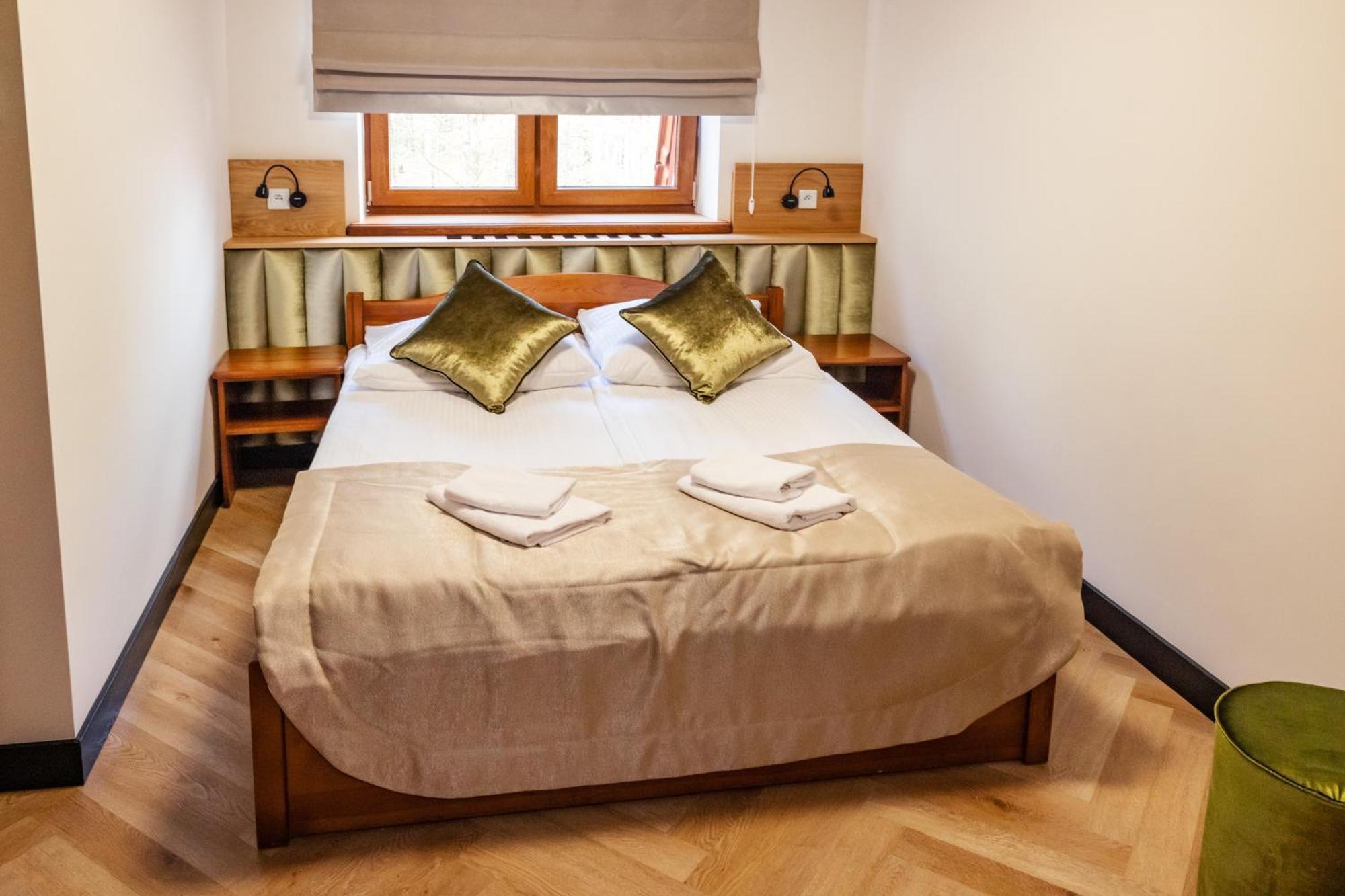 Debowy Dwor Hotel Ruda Rozaniecka Ngoại thất bức ảnh