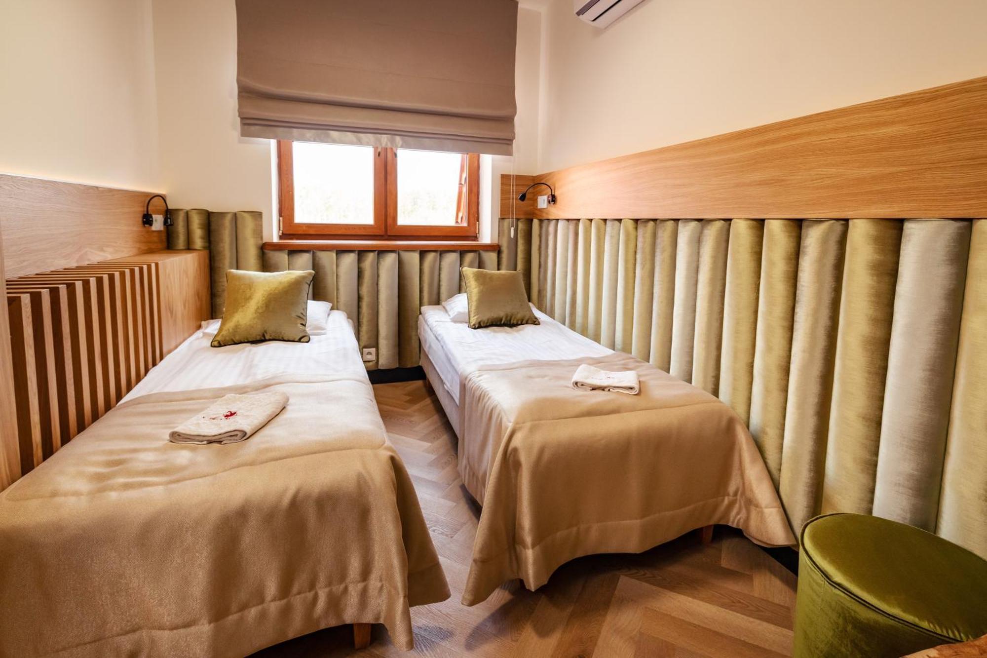 Debowy Dwor Hotel Ruda Rozaniecka Ngoại thất bức ảnh