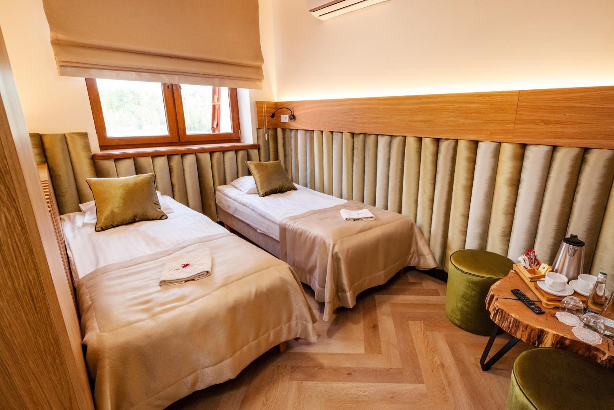 Debowy Dwor Hotel Ruda Rozaniecka Ngoại thất bức ảnh